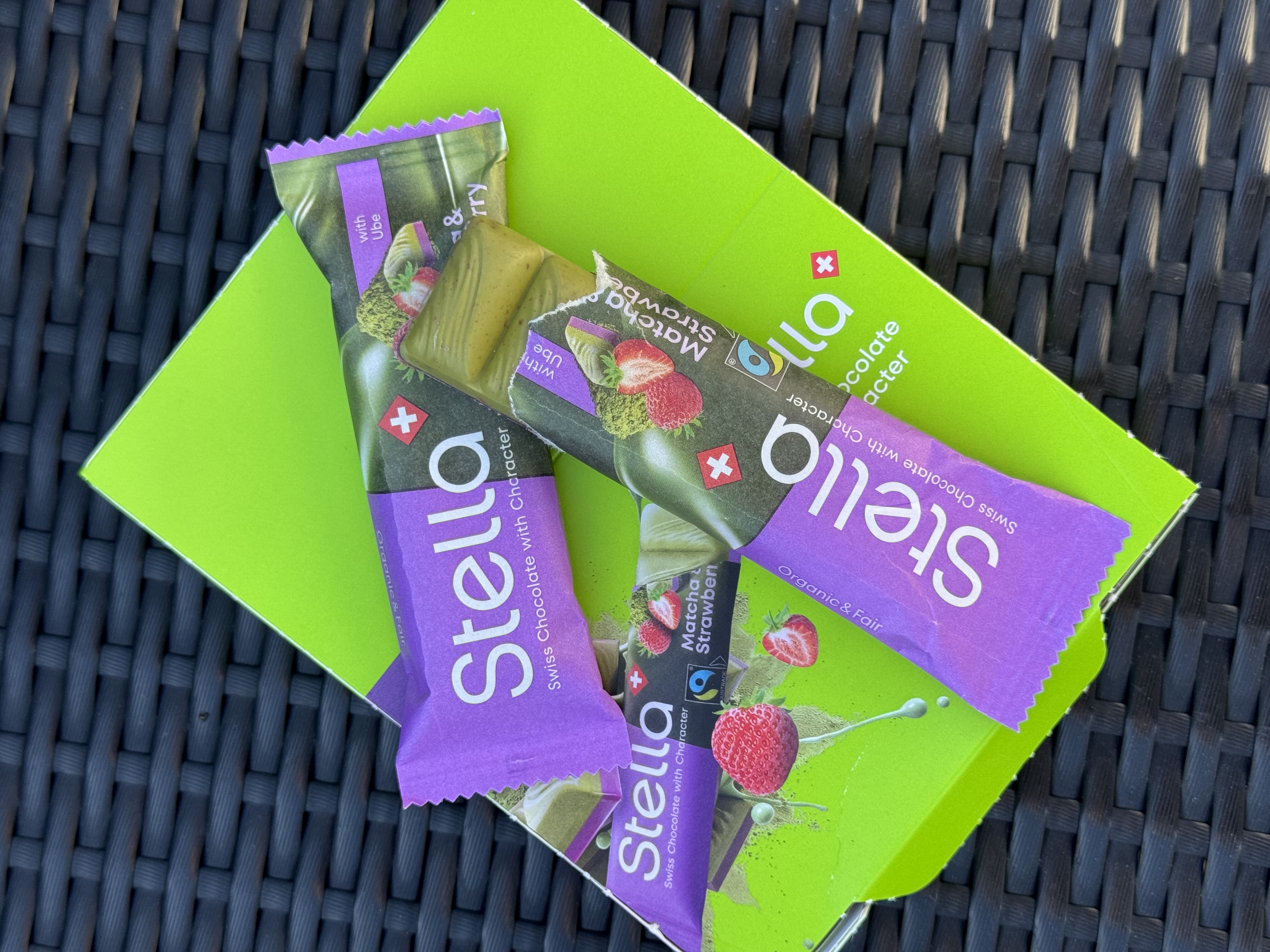 Stella Matcha & Strawberry Schokolade auf grünem Hintergrund